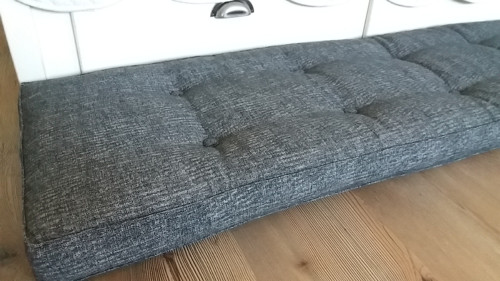 Futonový sedák černý melír, s butonky
