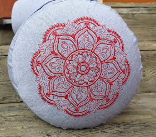Vyšívaný puff mandala, průměr 30cm, šedá/červená