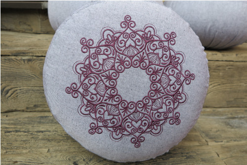 Vyšívaný puff mandala, průměr 30cm, šedá/bordó