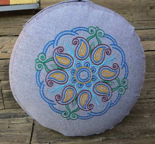 Vyšívaný puff mandala, průměr 30cm, barvy