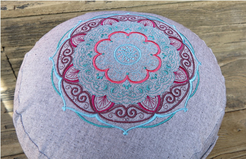 Vyšívaný puff mandala, průměr 30cm, barvy