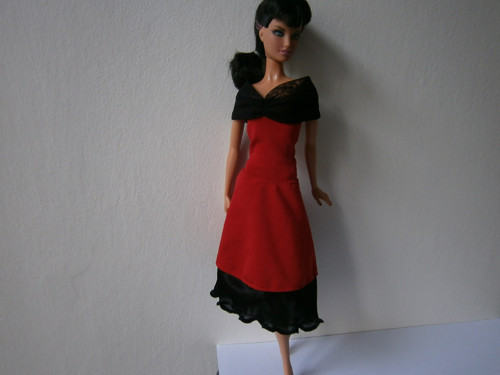 Černočervené šaty — foto 1