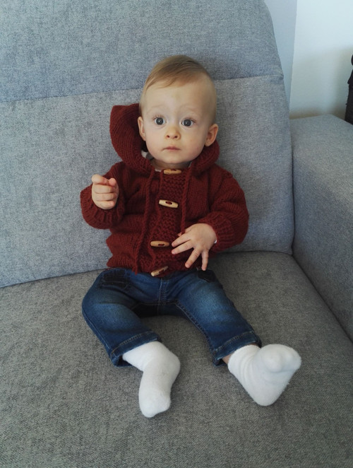 Dětský pletený svetřík s kapuckou