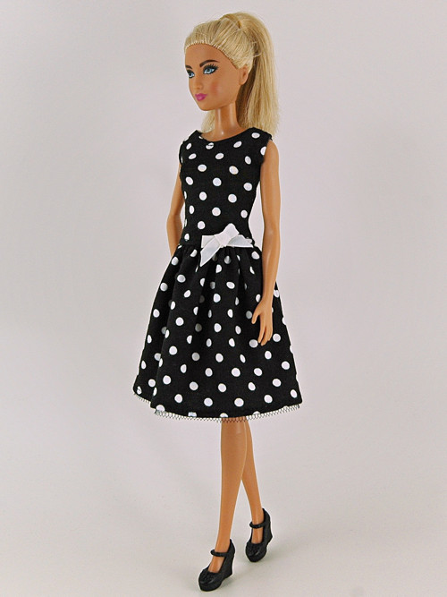 Barbie - Puntíkaté šaty — foto 1
