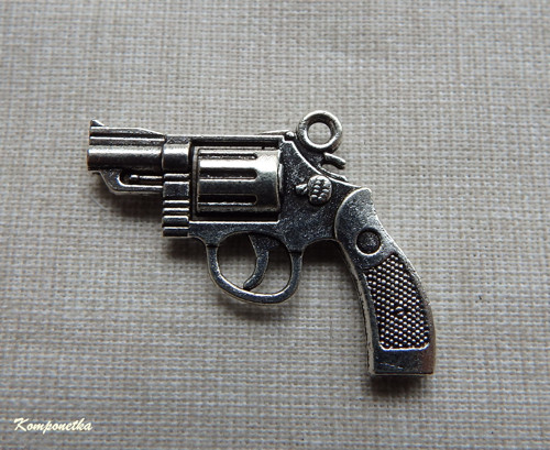 Kovový přívěsek kolt 29x22mm 1kus