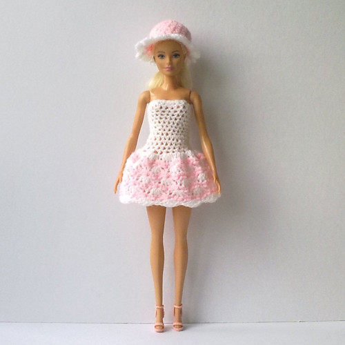 Oblečky pro Barbie - šaty, klobouček — foto 1