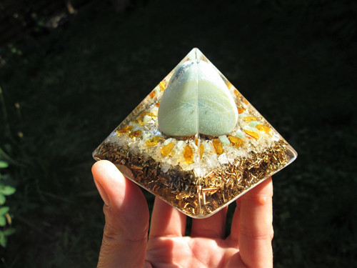 Org. pyramida ,, Snového světa " s amazonitem — foto 1