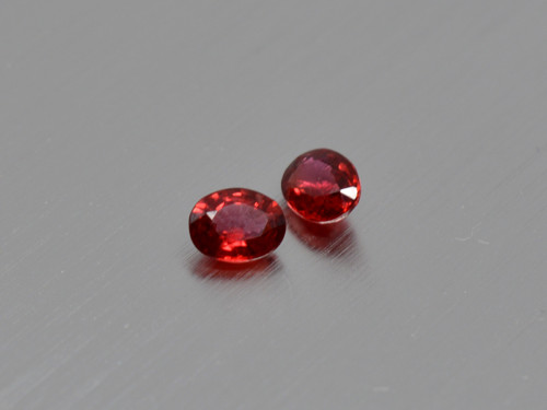Rubín přírodní CERTIFIKÁT 4x5 mm ovál PÁR