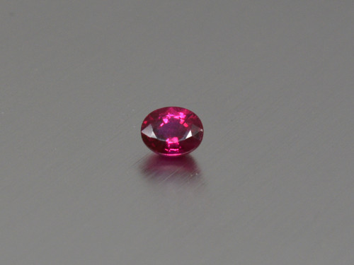 Rubín přírodní CERTIFIKÁT 3.6x4.5 mm ovál