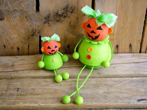 Figurka z předené bavlny, 2 halloweenské dýně,