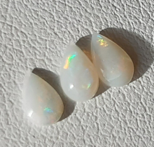 Australský opál kabošon 5 x 3 mm - 3 ks — foto 1