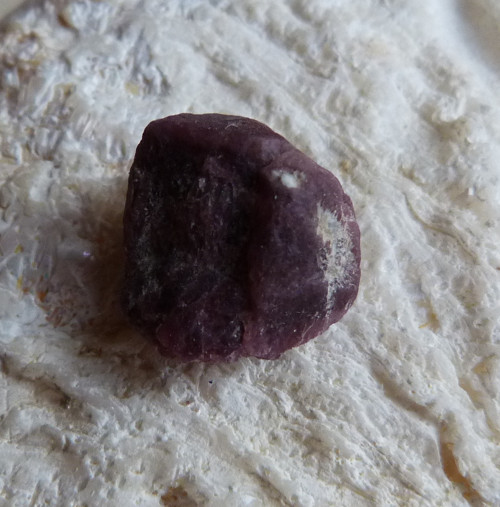 Rubelit surový - 1,5 cm