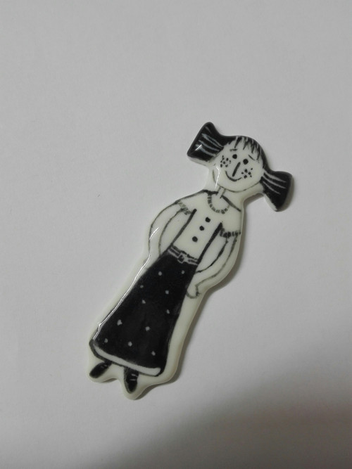 Porcelánová brož Pihatá.
