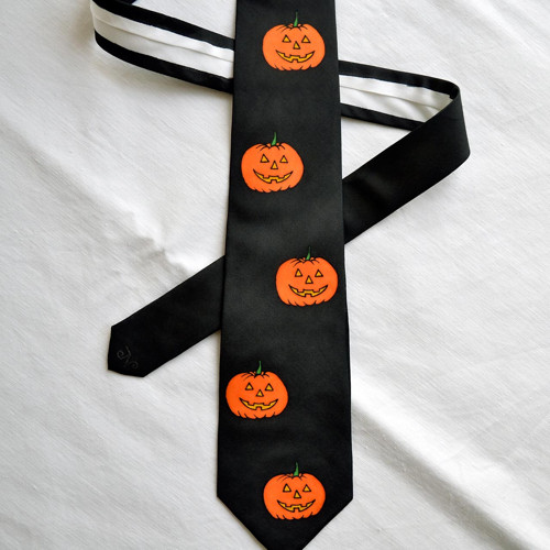 Černá hedvábná kravata s halloweenskými dýněmi