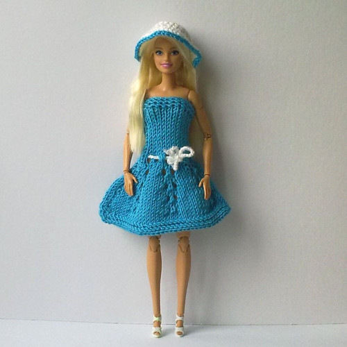 Oblečky pro Barbie - šaty, klobouk + botičky — foto 1