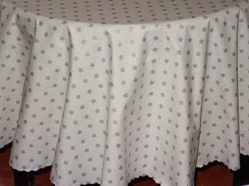 Vánoční ubrus kulatý-bílý -stříbrné hvězdy 150 cm