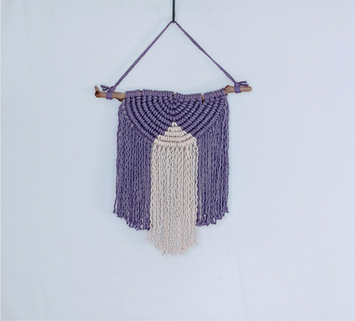 Macramé BOHO dekorácia v bielo fialovej farbe