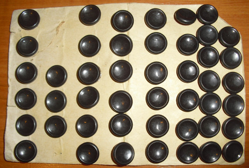 46x KNOFLÍKY černé, tvar misky, originál karta