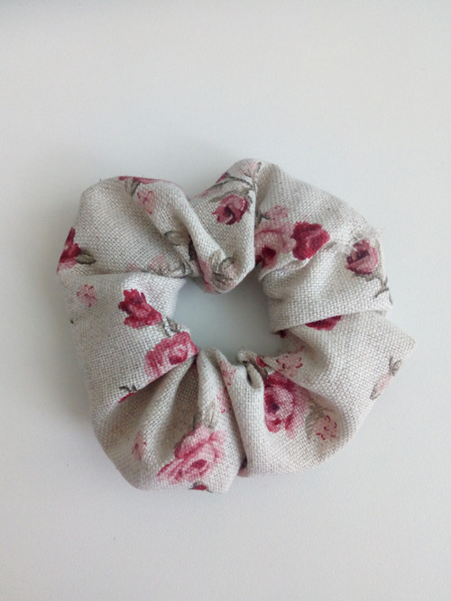 Gumička do vlasů Scrunchie růže — foto 1