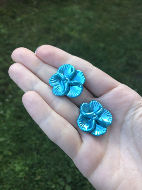 Plastové květy 26 mm - tyrkysové - 2 ks