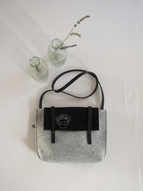 Crossbody Ve větru — foto 1