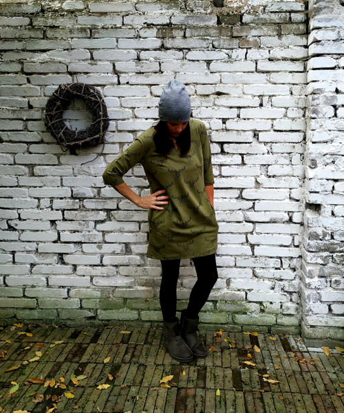 Deer khaki - oversized,kapsy, výstřih do V — foto 1