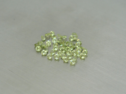 Olivín, peridot přírodní 2 mm kulatý