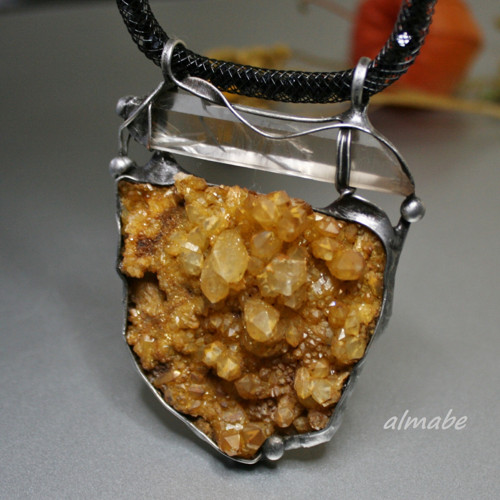 Medový ježek (limonit a křišťál) — foto 1