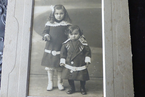 Starší sestra...stará kabinetní fotografie