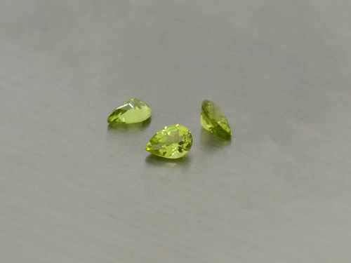 PERIDOT / OLIVÍN přírodní 4x6 mm hruška