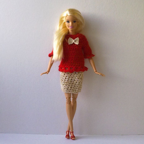 Oblečky pro Barbie - triko, sukně + botičky — foto 1