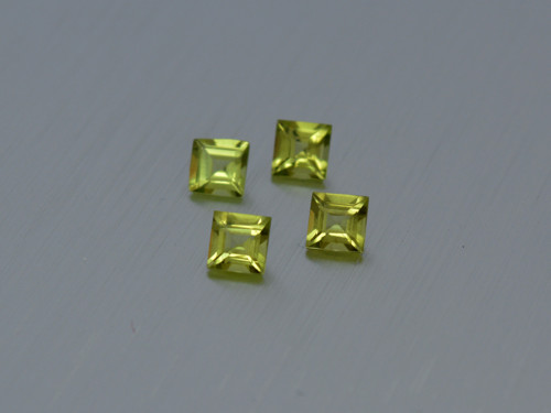 PERIDOT / OLIVÍN přírodní čtverec 4x4 mm