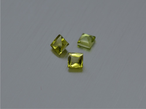 PERIDOT / OLIVÍN přírodní čtverec 4x4 mm bufftop