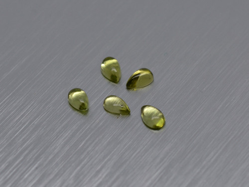 PERIDOT/OLIVÍN přírodní 3x5 mm hruška kabošon