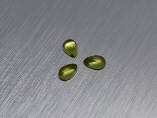 PERIDOT/OLIVÍN přírodní 4x6 mm hruška kabošon