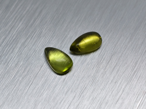 PERIDOT/OLIVÍN přírodní 6x10 mm hruška kabošon