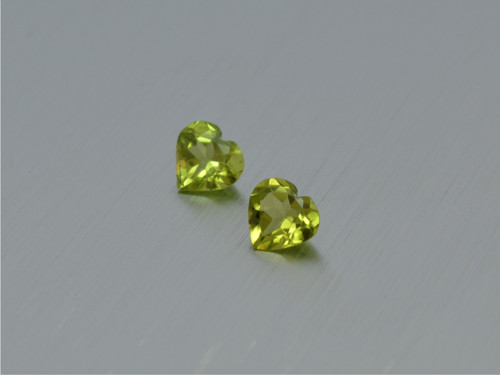 PERIDOT / OLIVÍN přírodní pár, srdce 5.7x5.9 mm