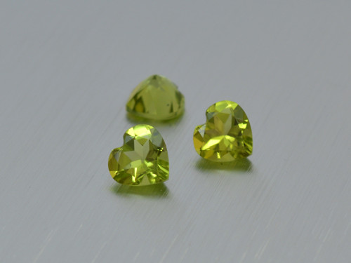 PERIDOT / OLIVÍN přírodní srdce 7x7 mm