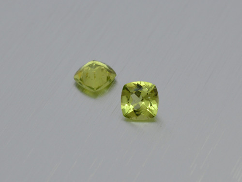 PERIDOT / OLIVÍN přírodní čtverec 6x6 mm
