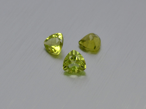 PERIDOT / OLIVÍN přírodní trojuhelník 6 mm