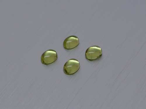 PERIDOT / OLIVÍN přírodní 4x5 mm ovál kabošon