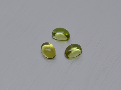 PERIDOT / OLIVÍN přírodní 4x6 mm ovál kabošon