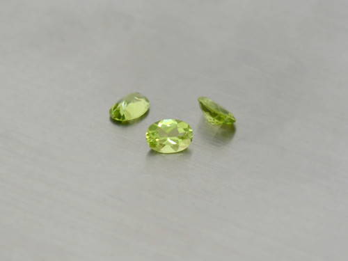 PERIDOT / OLIVÍN přírodní ovál 4x6 mm