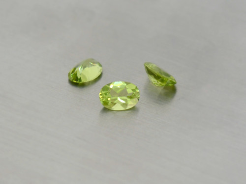 PERIDOT / OLIVÍN přírodní ovál 5,1x7,2 mm