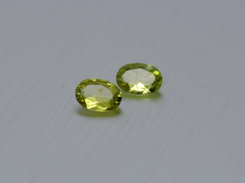 PERIDOT / OLIVÍN přírodní ovál 4,9x6,9 mm