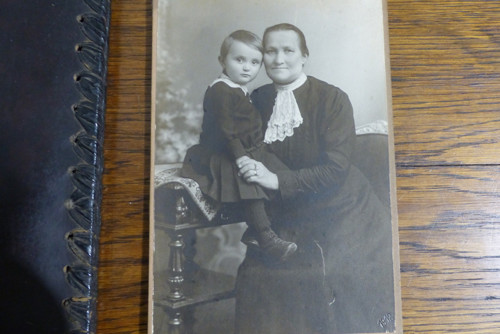 S malou...stará kabinetní fotografie