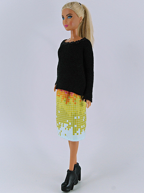 Barbie - Svetr černý s kytičkou — foto 1