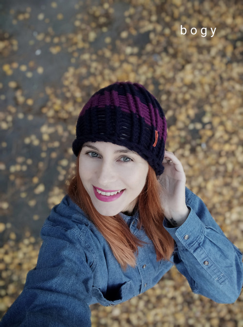 Vzdušná hučka pletená na rámu - modrá fuchsia pruh