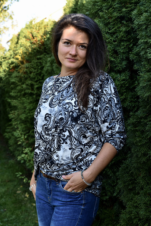 Pohodlná dámská halenka — foto 1
