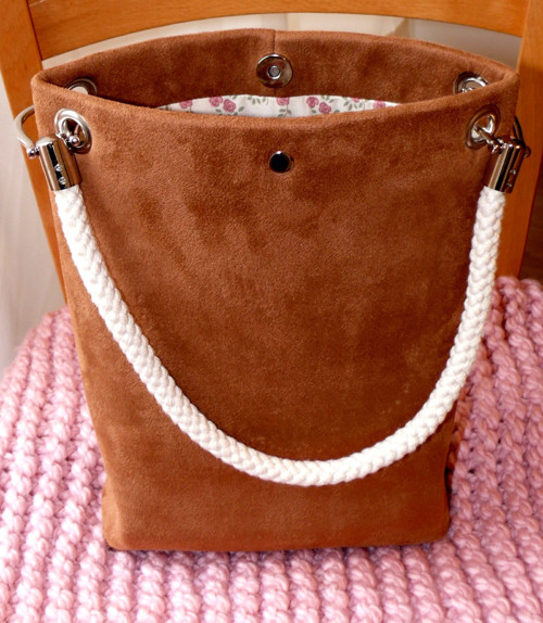 PochetteCamelOnRope